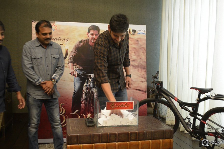 Mahesh-Babu-Picks-Up-Srimanthudu-Cycle-Winner
